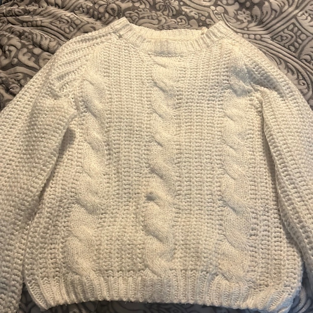 Cute sweater, barely worn. Bought it cuz it looks like Rory Gilmores :)